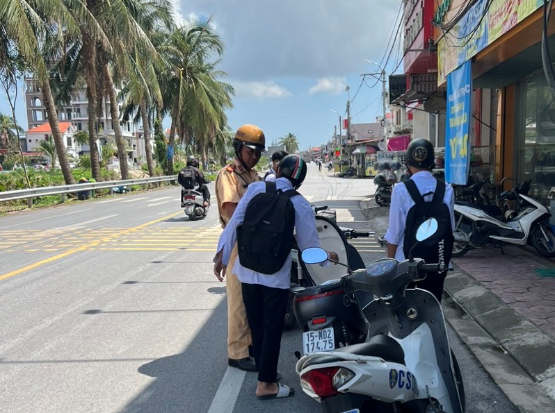 Công an huyện Vĩnh Bảo tăng cường  đảm bảo trật tự, an toàn giao thông cho lứa tuổi học sinh